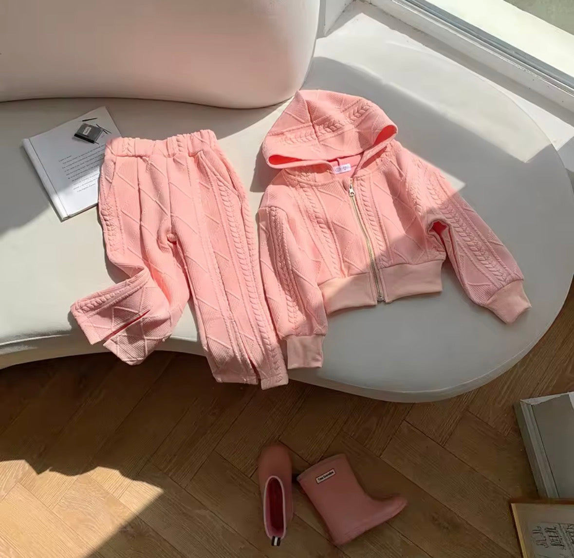 Conjunto pantalón buzo rosa  corte Oxford con abrigo detalle de capucha y bolsillo