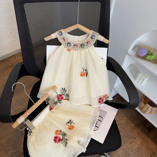 Conjunto short con blusa beige con bordado de flores