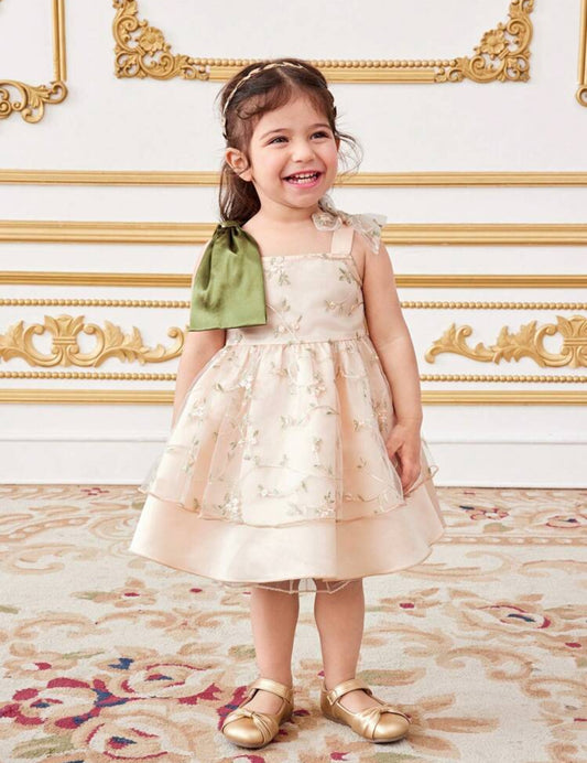 Vestido beige con detalles verde , moño grande en el hombro