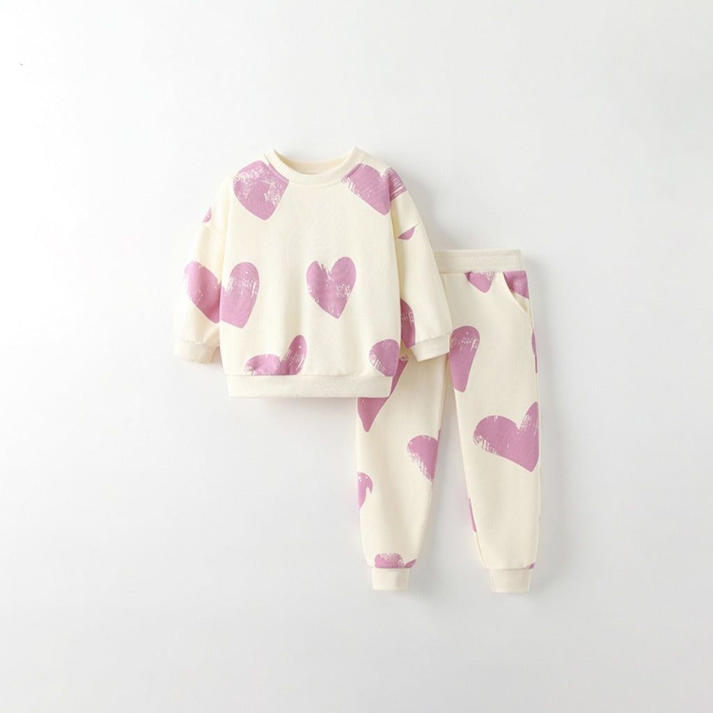 Conjunto jogger con abrigo , detalles de bolsillo y corazones morados