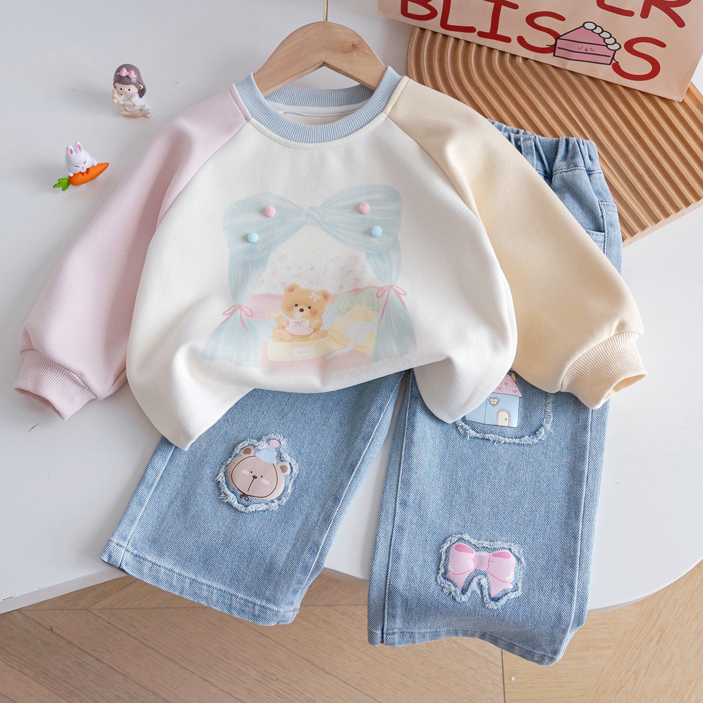 Conjunto de pantalón de jeans con abrigo detalles de ositos y moños