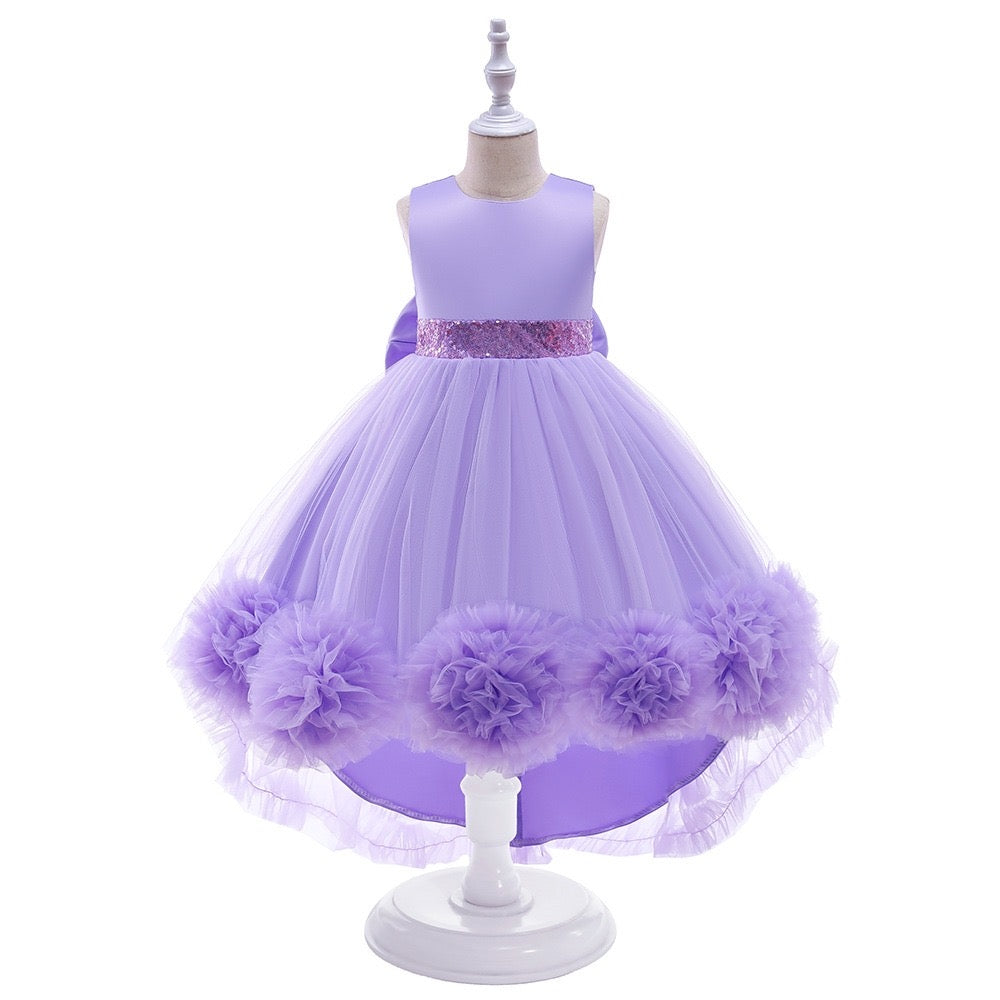 Vestido elegante cola larga color lila , detalle de lentejuelas y moño grande atrás