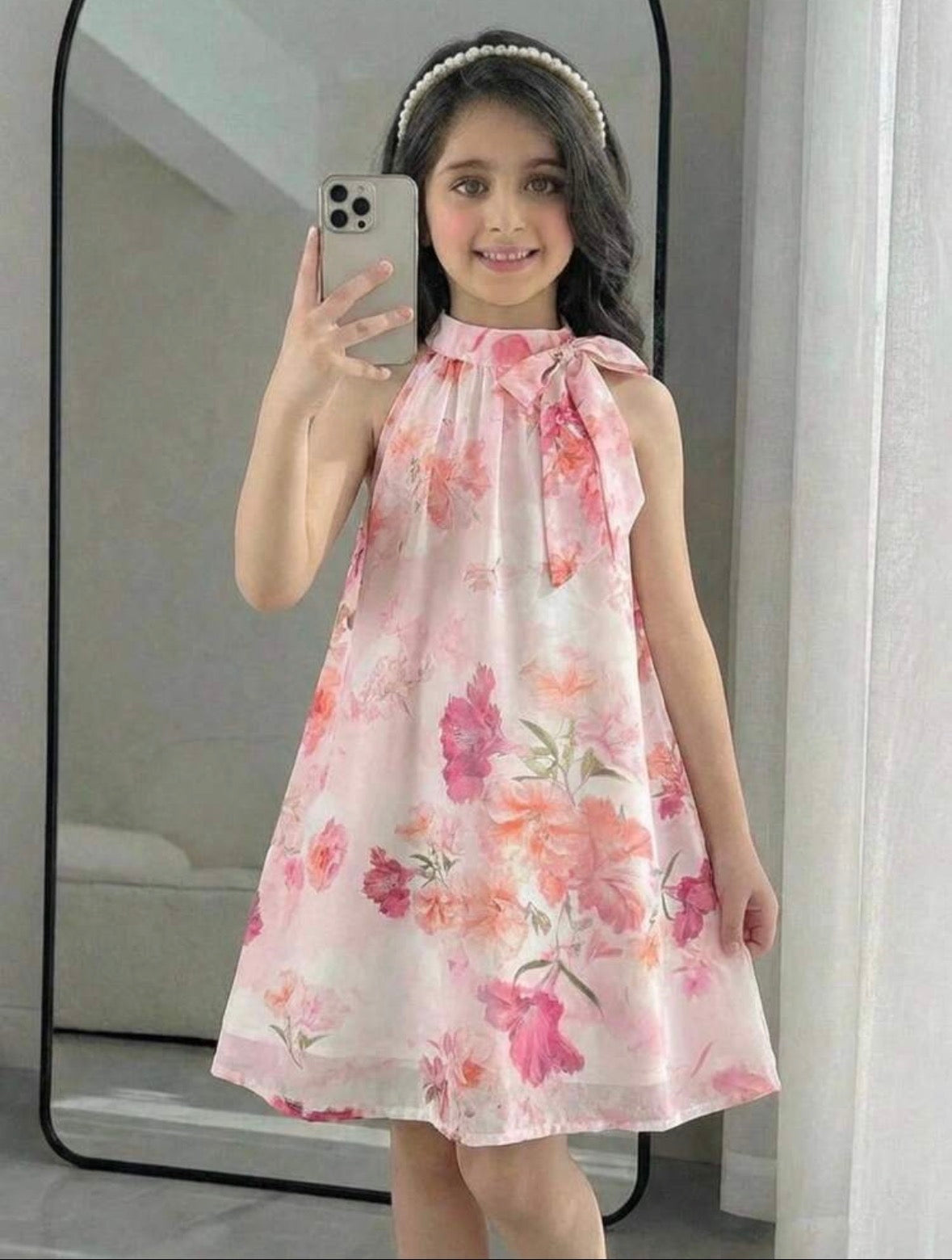 Vestido casual con detalle de flores rosa moño en el cuello
