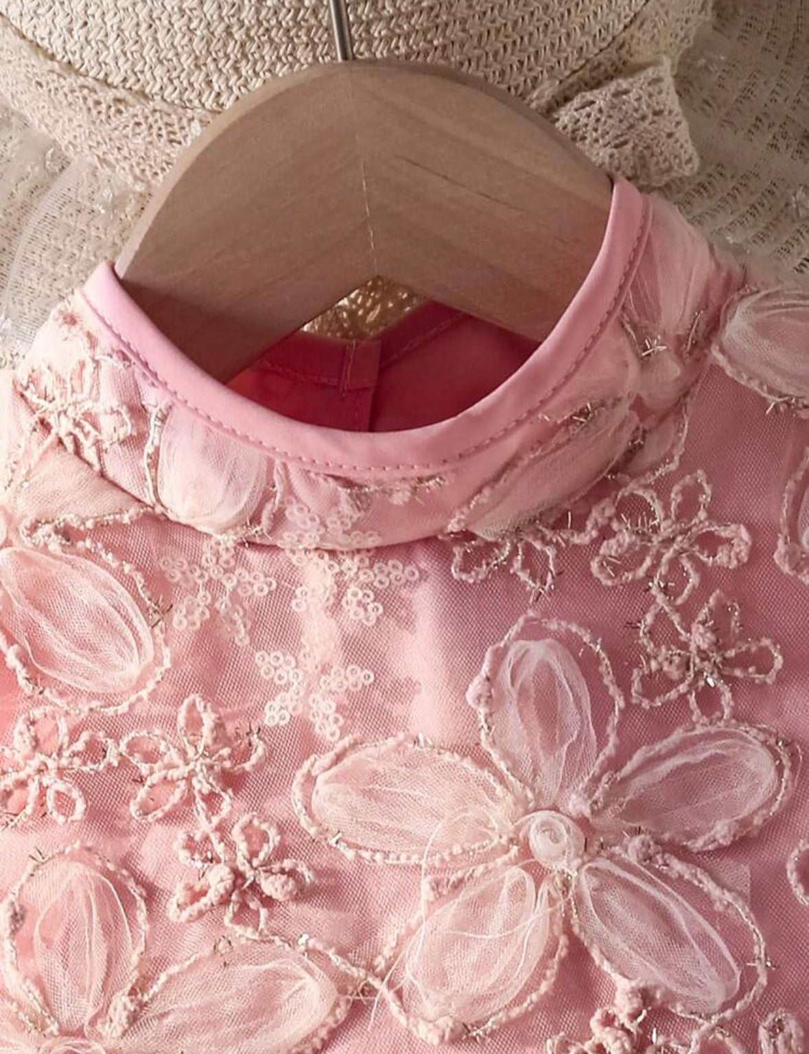 Vestido casual rosa con detalle de bordado con hilo y lentejuela dorado