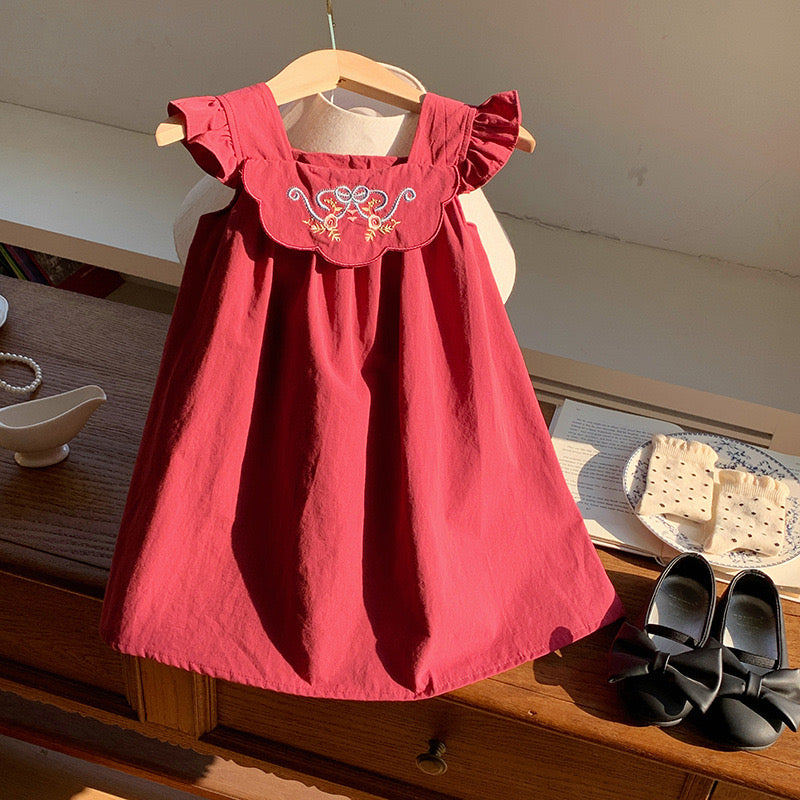 Vestido rojo con bordado en el pecho ( es un tono vino)