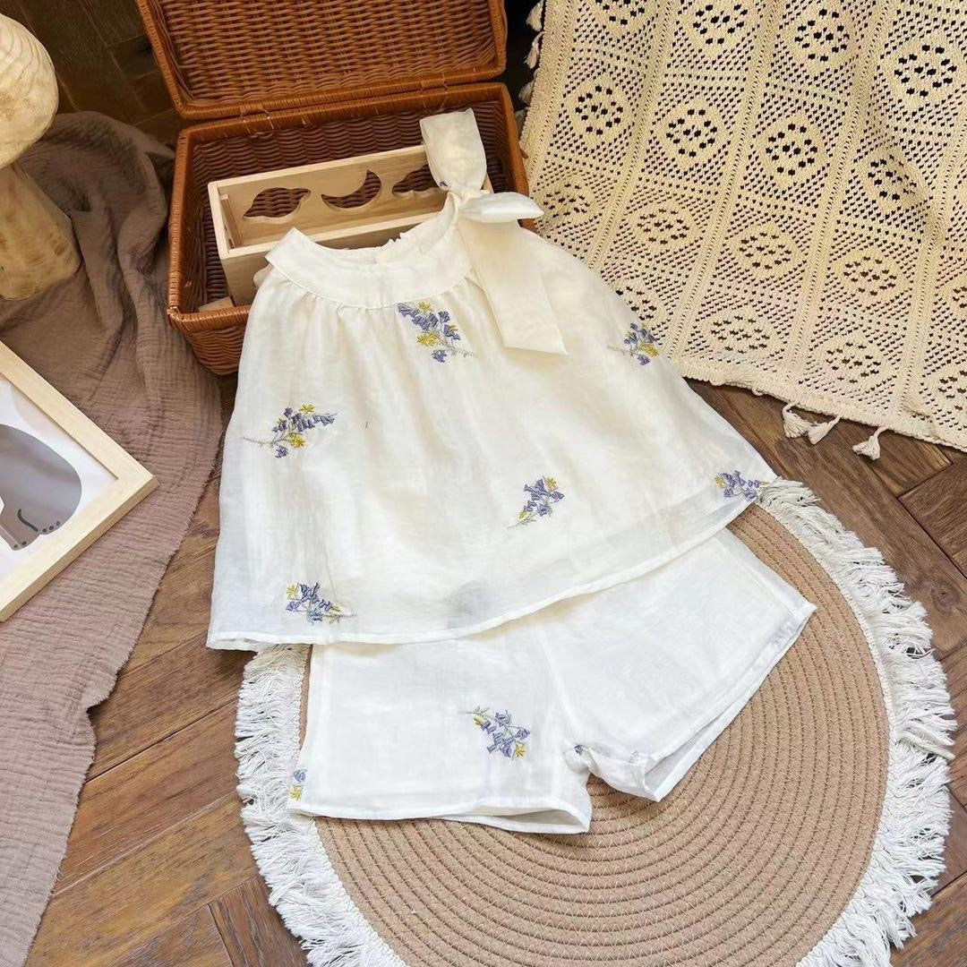 Conjunto short con blusa color beige claro detalles de flores bordados y moño en el cuello