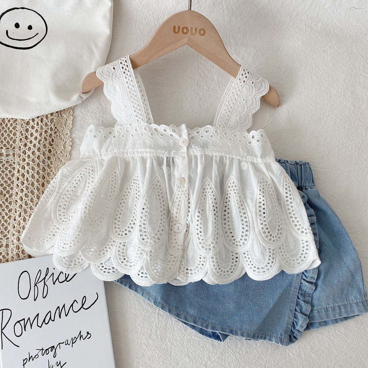 Short pollera con blusa blanca