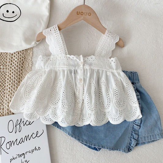 Short pollera con blusa blanca