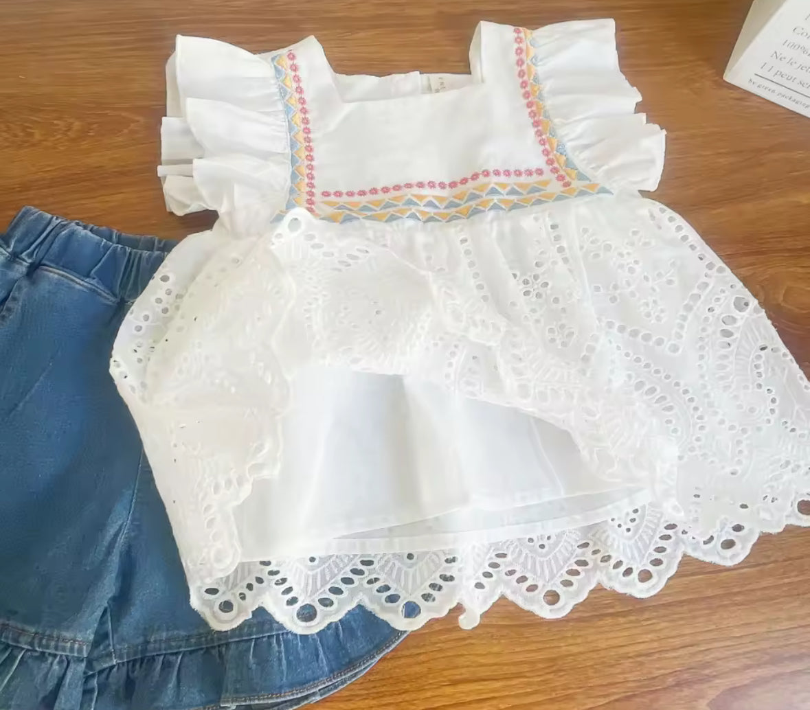 Conjunto short de jeans con blusa detalles en broderi y bordado en el pecho