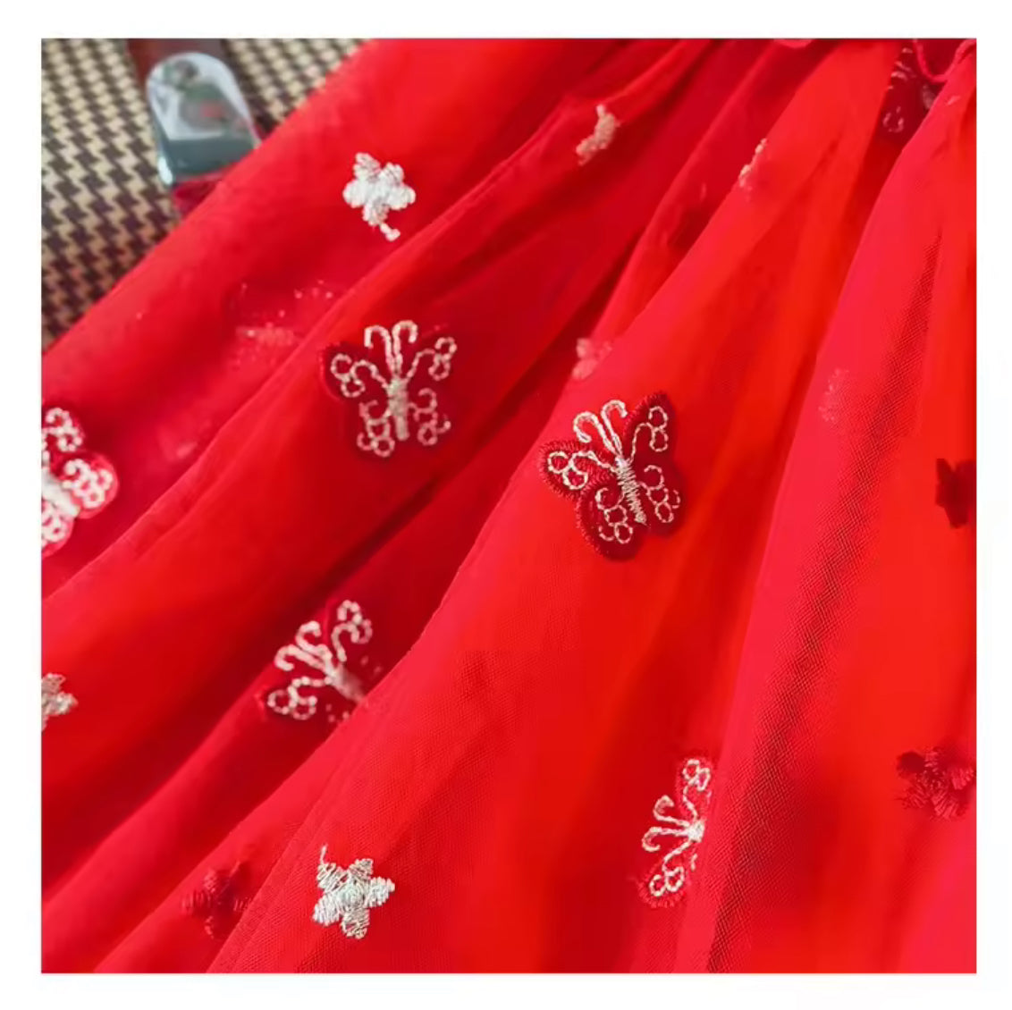 Vestido rojo para niñas de 1 a 7 años  detalle falda de tul con mariposas bordadas