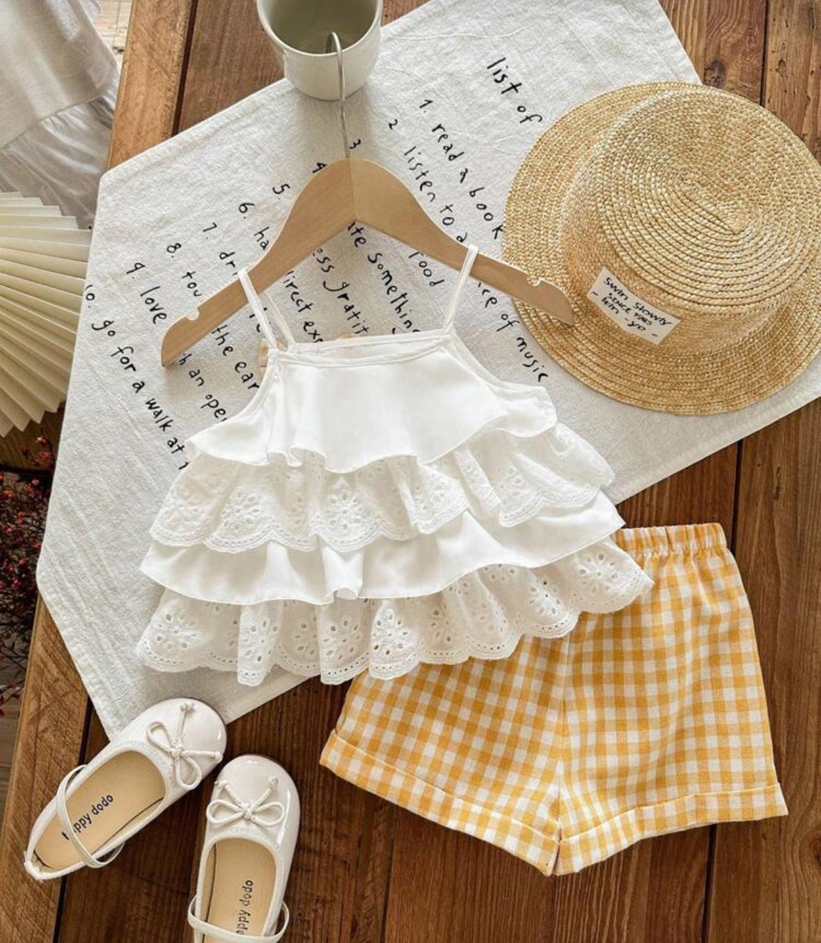 Conjunto short a cuadros amarillo con blusa blanca detalles en broderie para bebé de 1 a 3 años