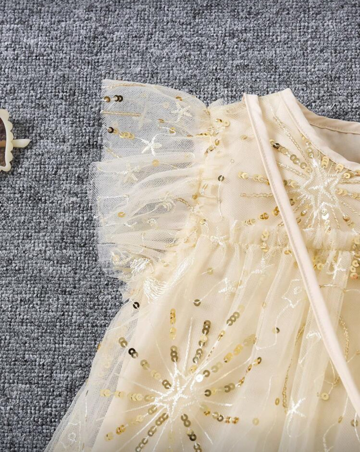 Vestido beige con dorado incluye pequeña cartera