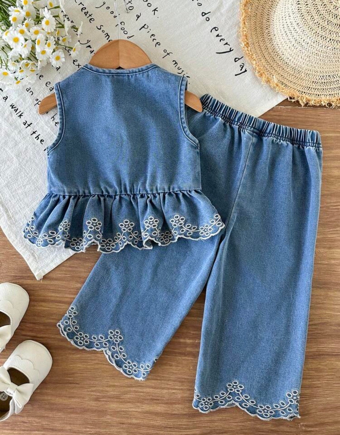 Conjunto de jeans pantalón con blusa detalle de moños y bordado en hilo