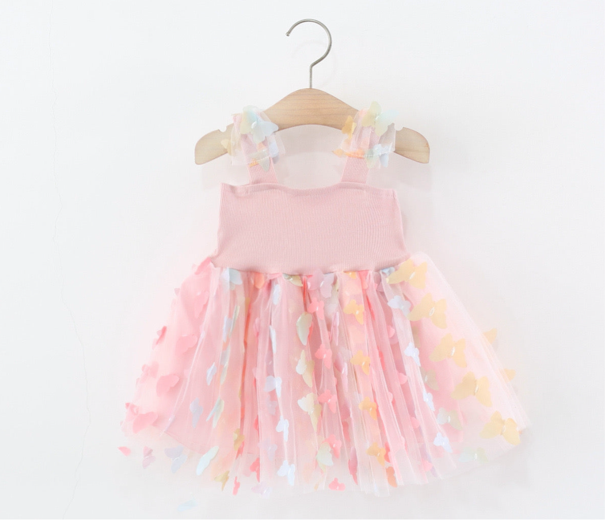 Vestido casual rosa con mariposas coloridas en 3D