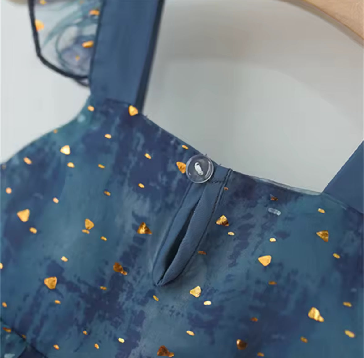 Vestido azul con detalles dorados incluye sombrero