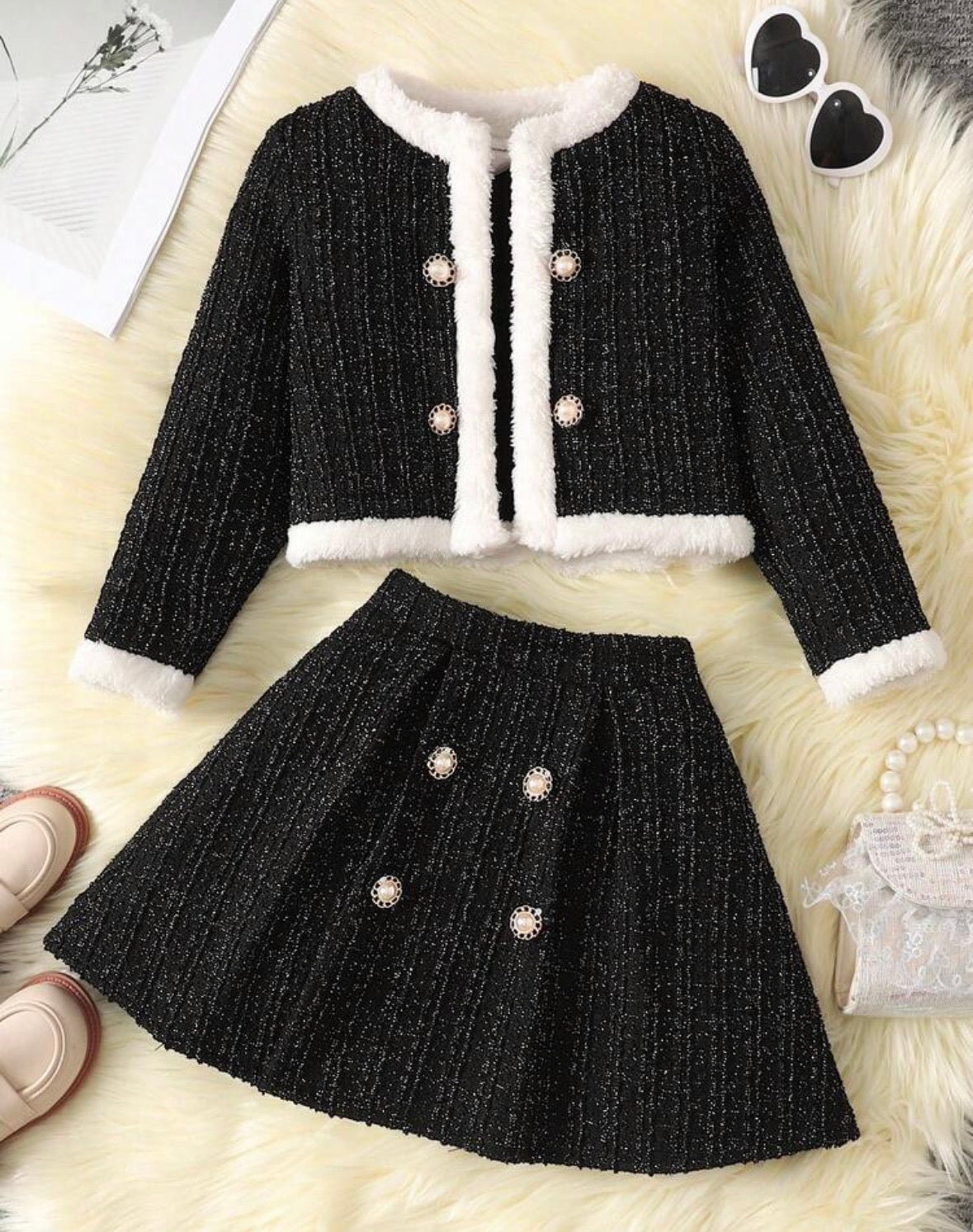 Conjunto falda con abrigo tipo cardigan negro con detalles en blanco tipo ovejero