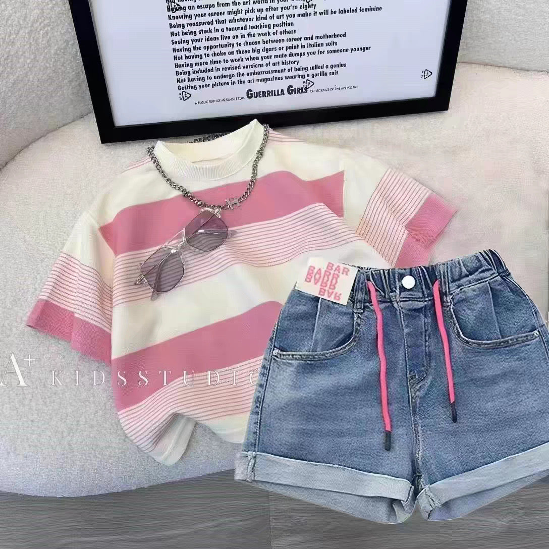 Conjunto de short de jeans con remera detalle franjeado en rosa