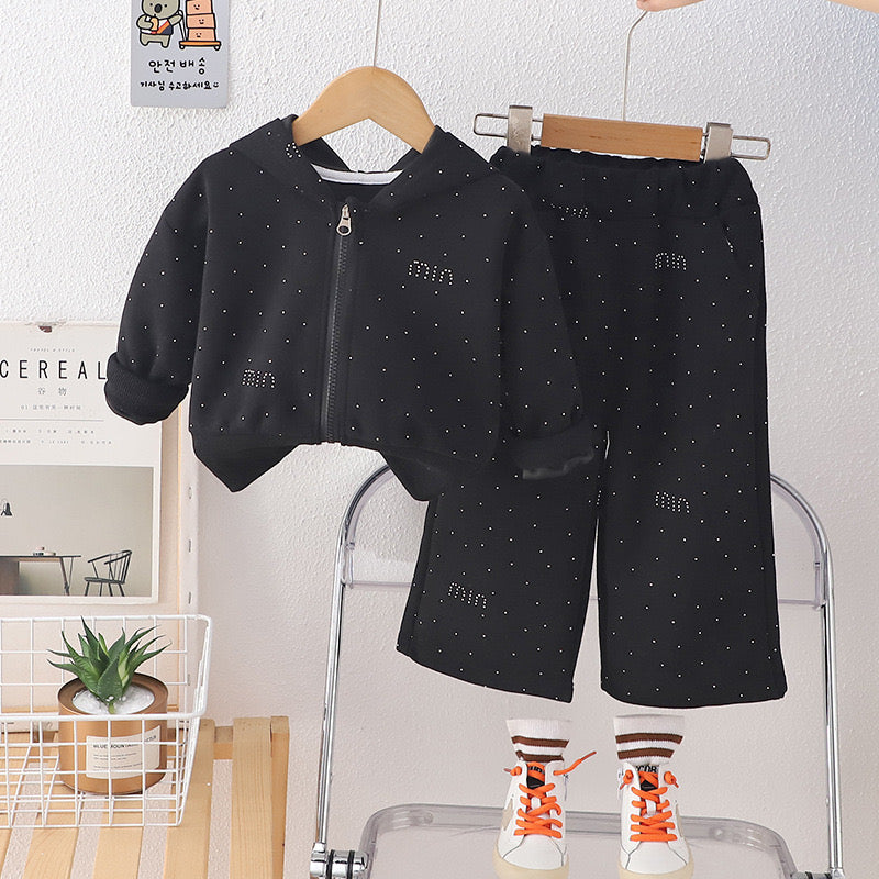 Conjunto de pantalón con abrigo negro , con detalles de brillo en plateado