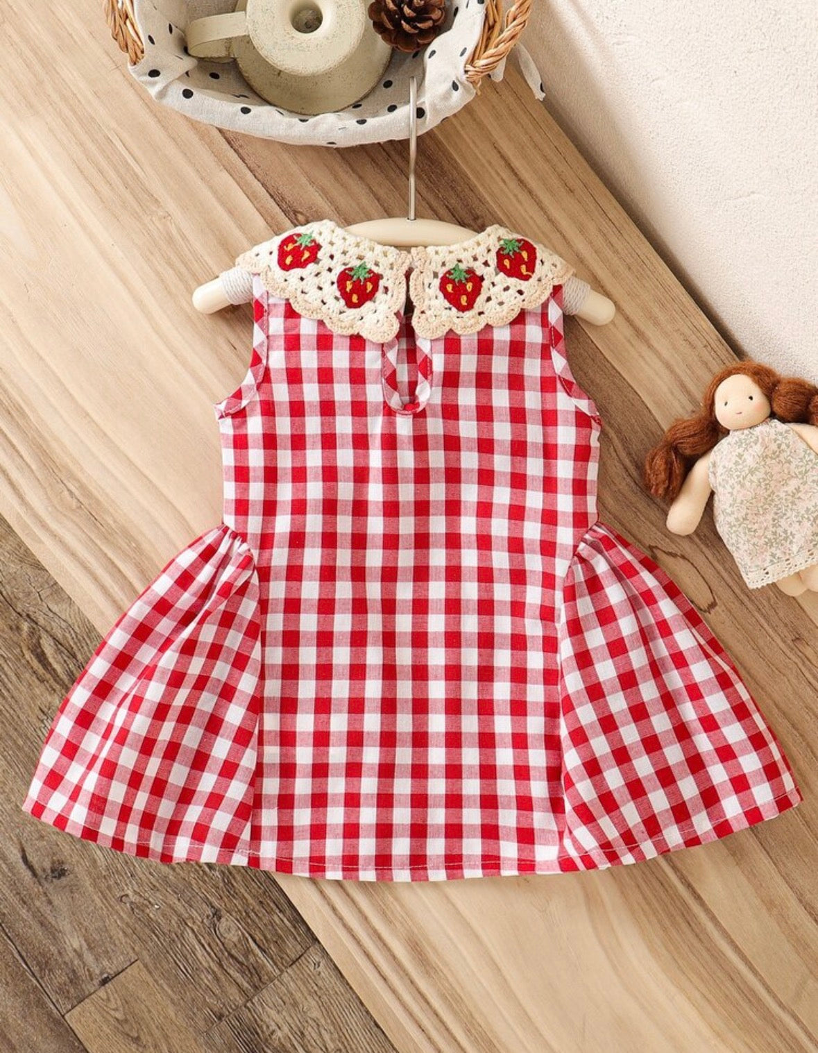 Vestido casual a Cuadros rojo con blanco detalle tipo croché en el cuello con diseño de frutillas