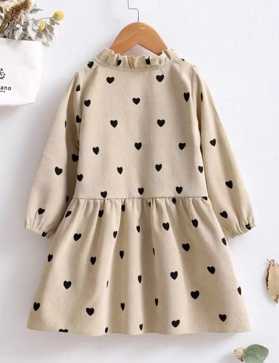 Vestido mangas largas suelto beige con detalles de corazones negros