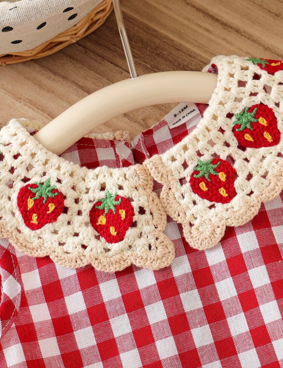 Vestido casual a Cuadros rojo con blanco detalle tipo croché en el cuello con diseño de frutillas