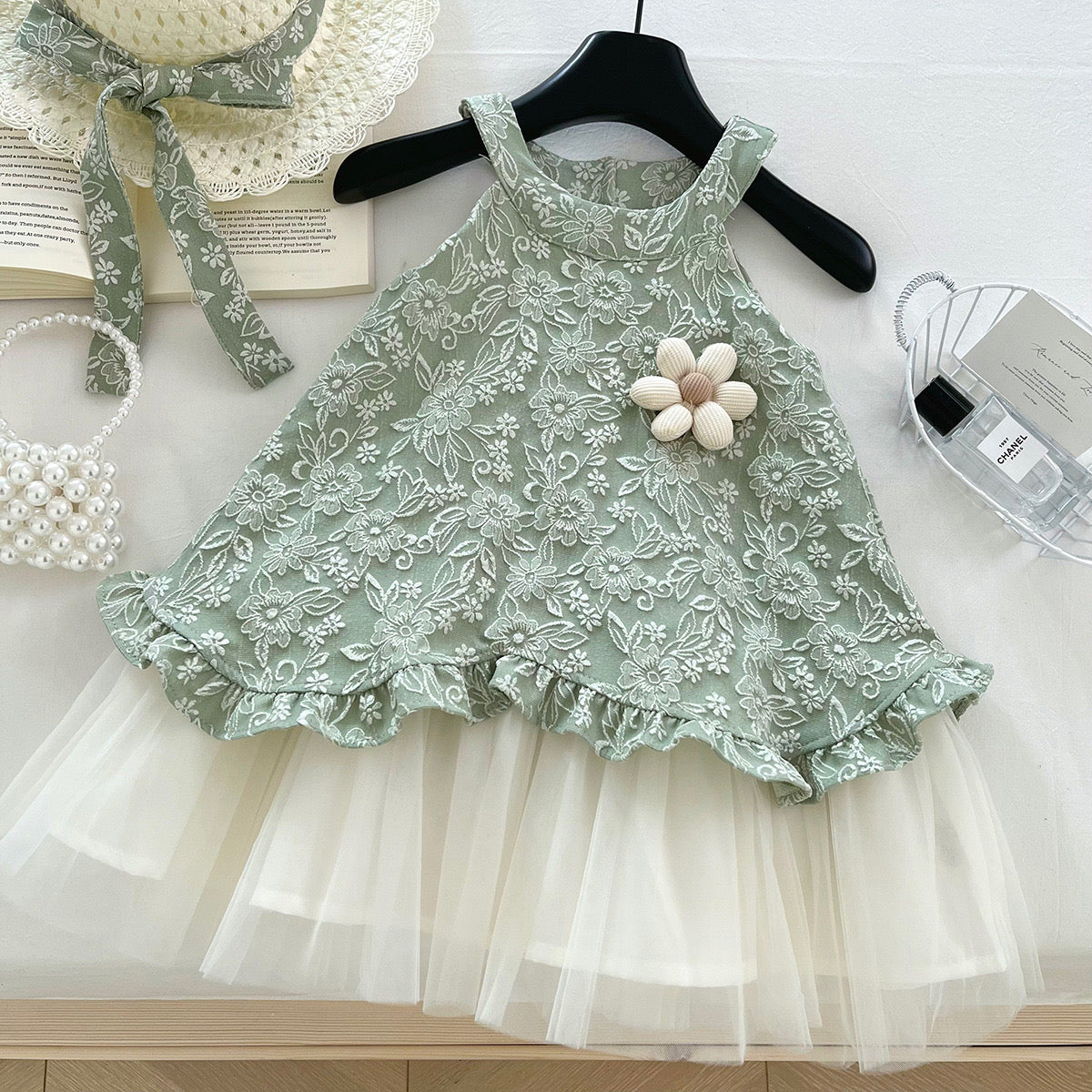 Vestido casual bicolor verde con detalles de bordados en blanco y falda de tul incluye sombrero