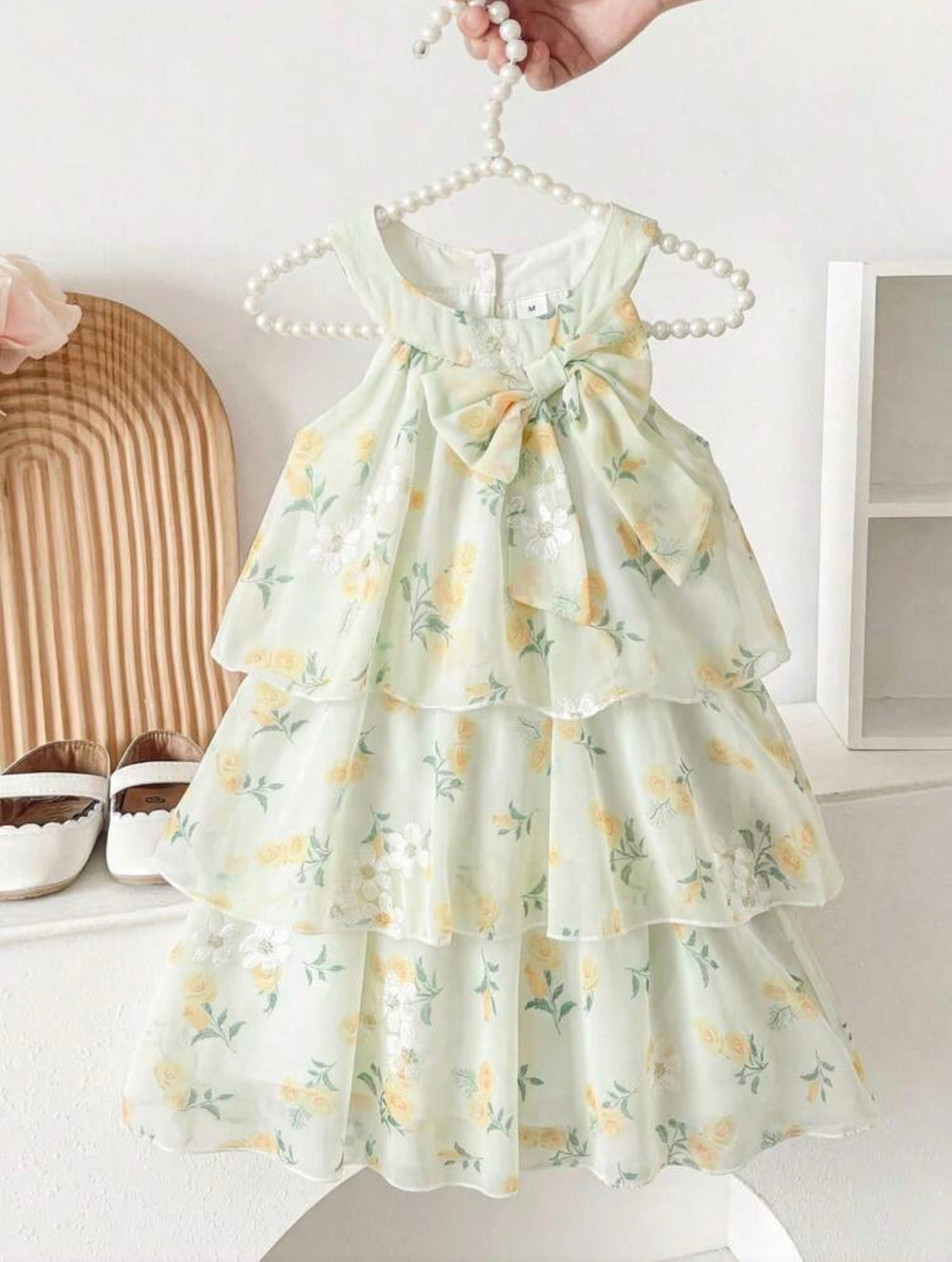 Vestido casual verde claro  con estampado de flores y detalle de moño en el cuello