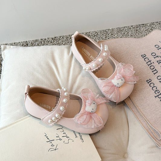 Zapato rosa detalle de hello Kitty y perlas