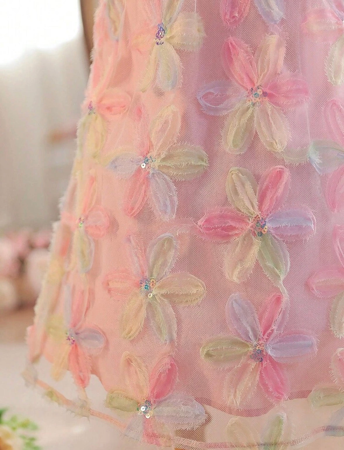 Vestido casual rosa con detalles de flores de colores en 3D y moño en el cuello