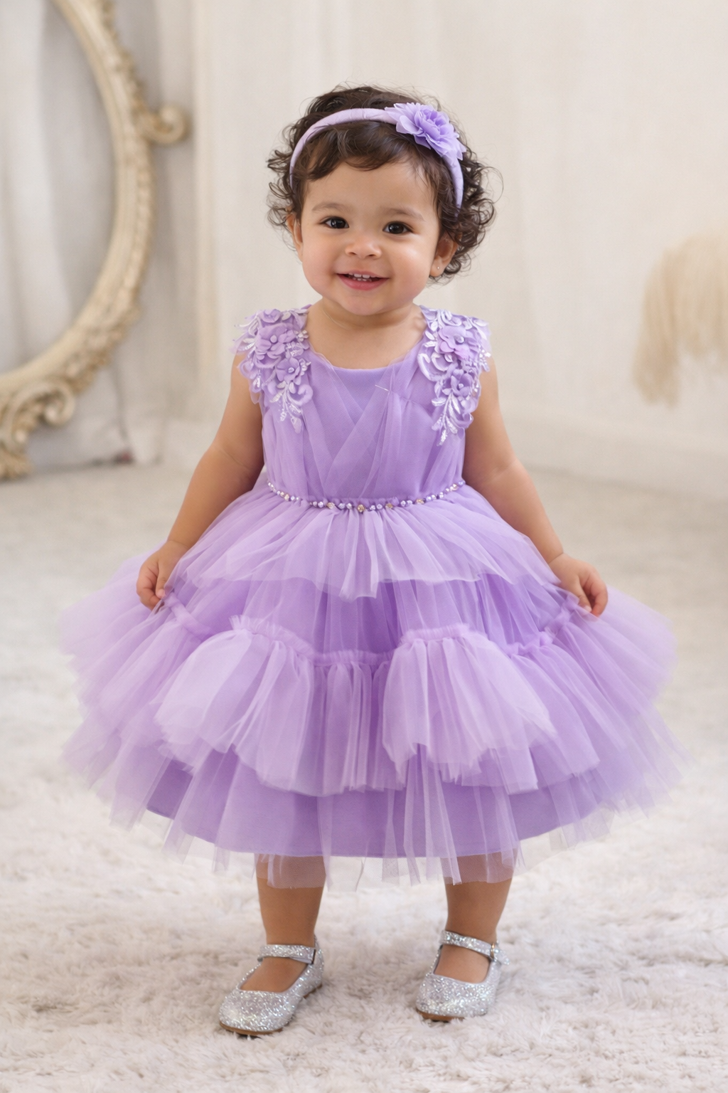 Vestido elegante lila , detalles de bordando en el hombro y capas de tul