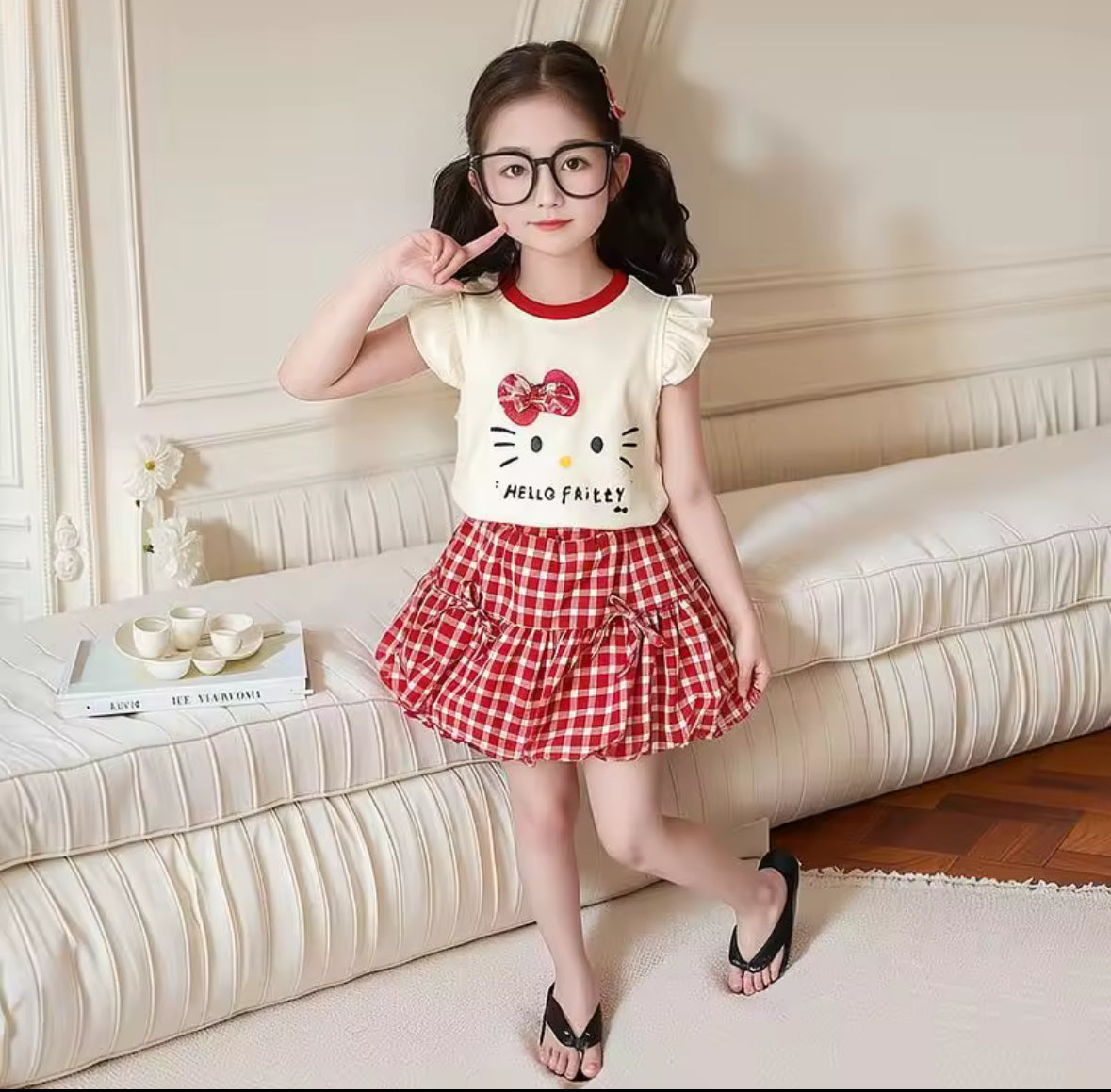 Short pollera a cuadros con remera detalle de hello Kitty