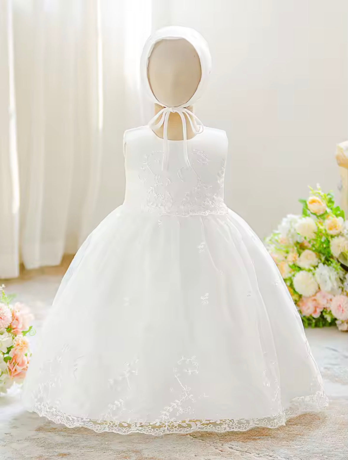 Vestido blanco elegante largo, incluye gorrito y bata con manguita