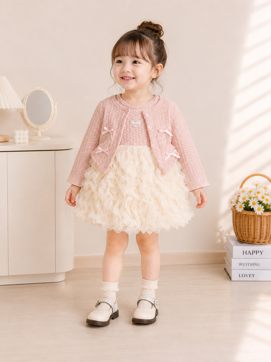 Conjunto vestido con abrigo rosa con detalles de moños
