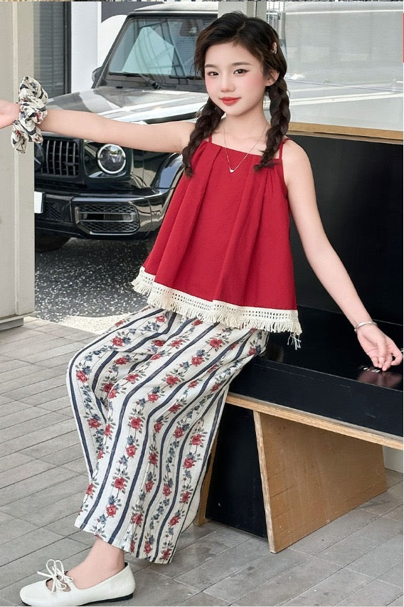 Conjunto palazo con blusa rosa y goma para sujetar el cabello