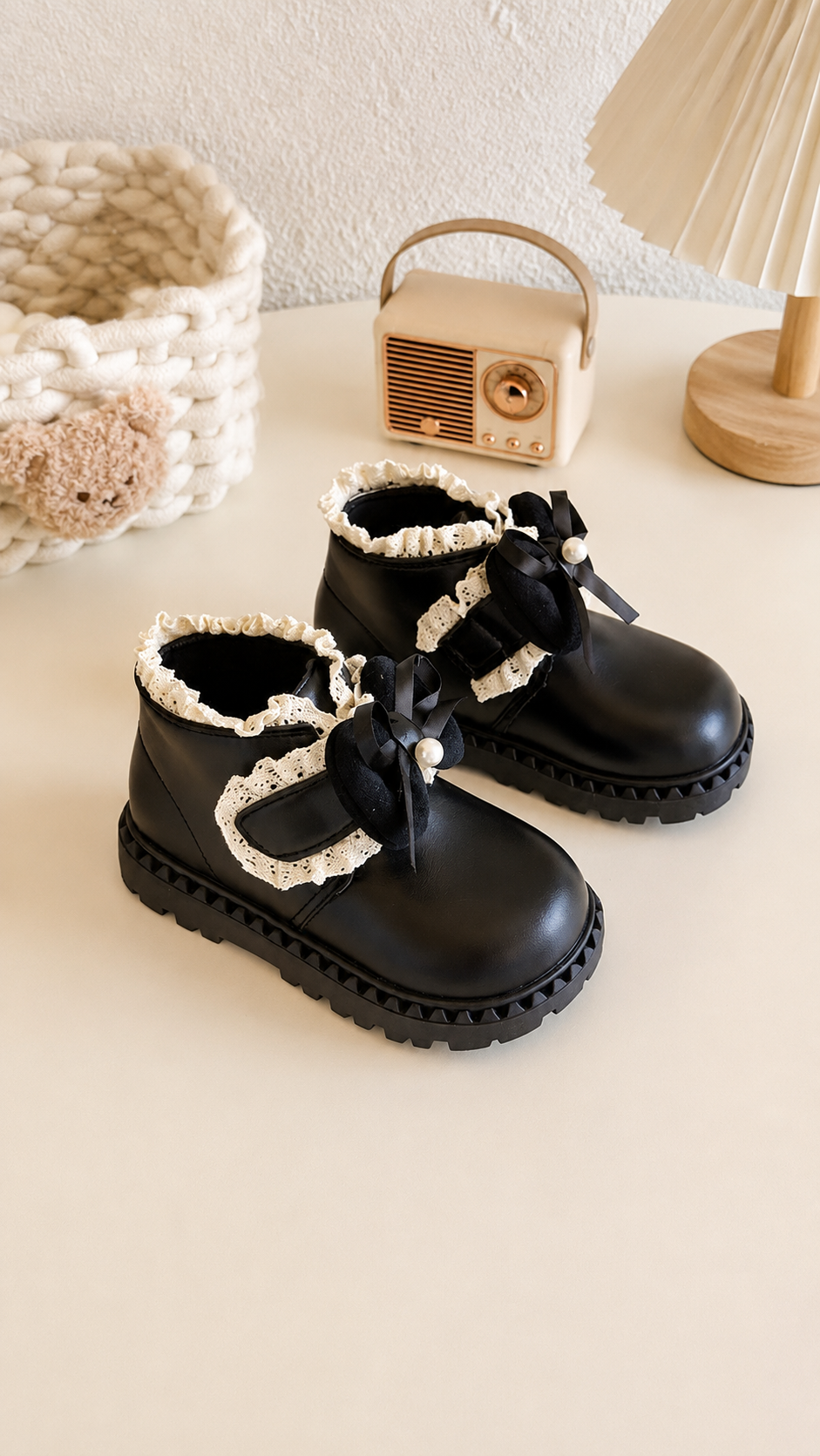 Bota negra caño bajo , con detalle de moño y perla con boladitos