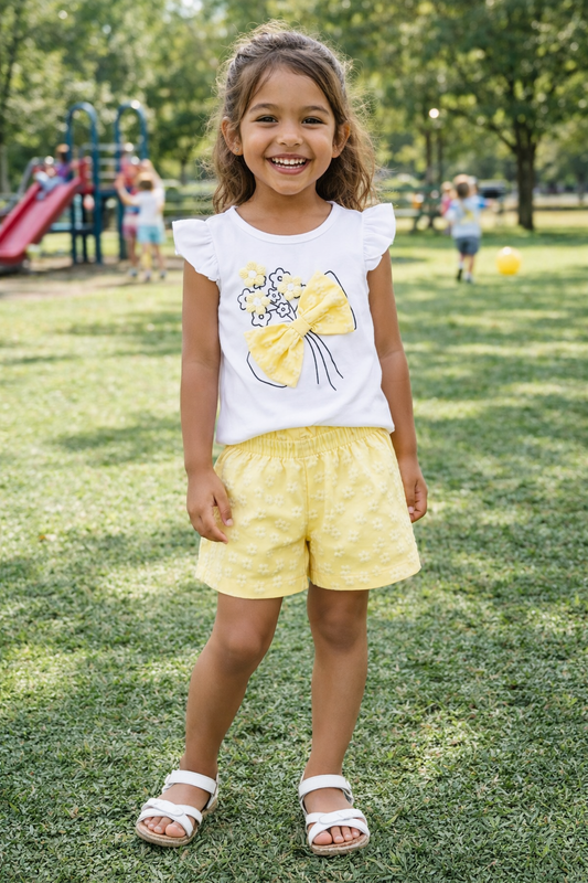 Conjunto short amarillo con blusa blanca detalle de moño y flores en 3D