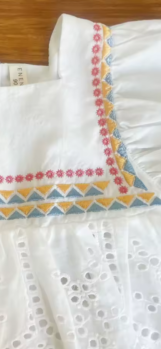 Conjunto short de jeans con blusa blanca detalles de bordados