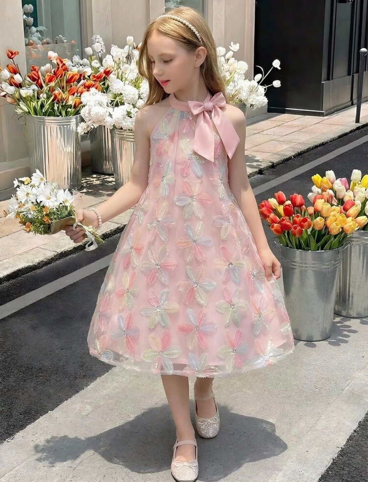 Vestido casual rosa con detalles de flores de colores en 3D y moño en el cuello