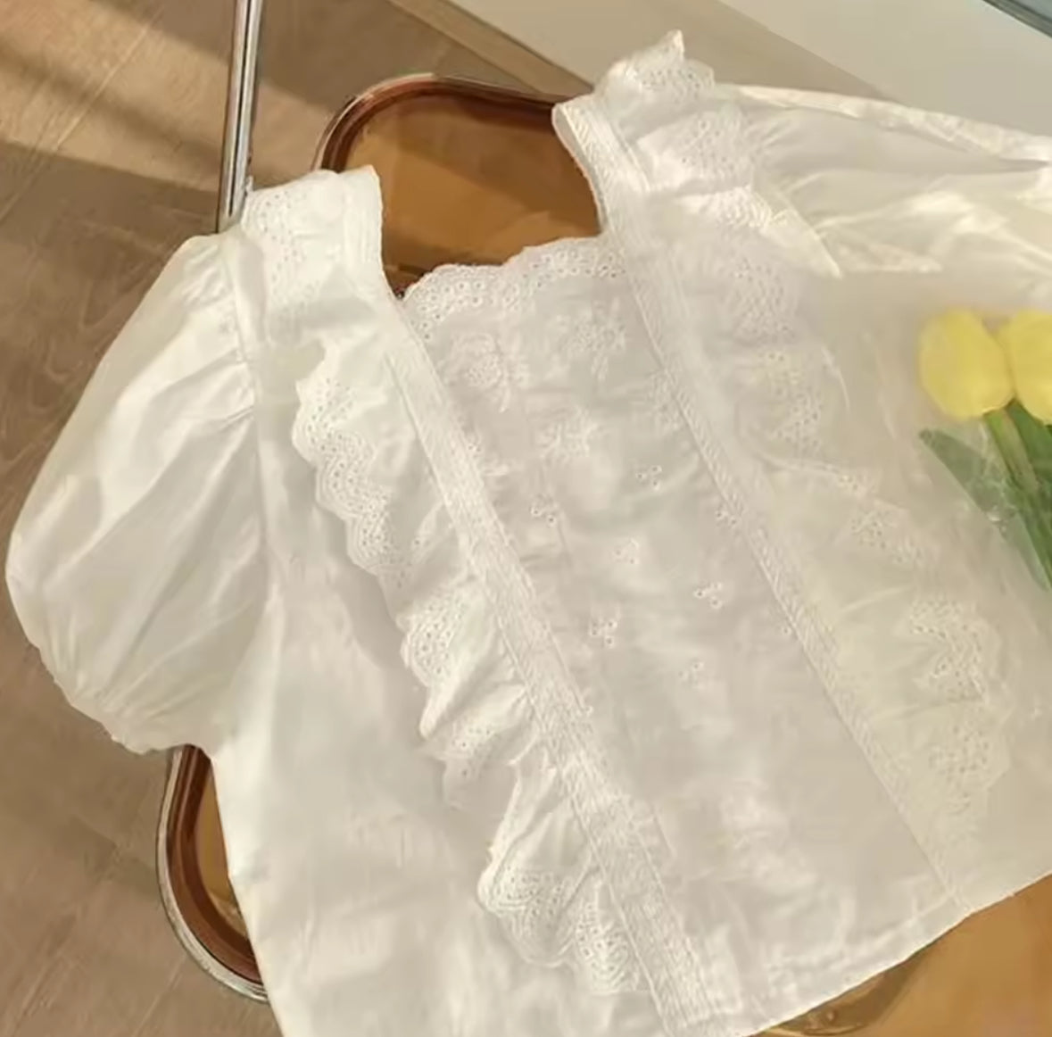 Conjunto short pollera de jeans con blusa blanca detalles de botones en la espalda