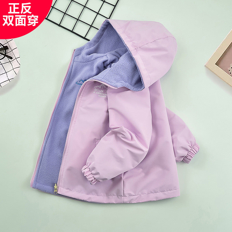 Campera lila doble faz por un lado impermeable y del otro polar suave