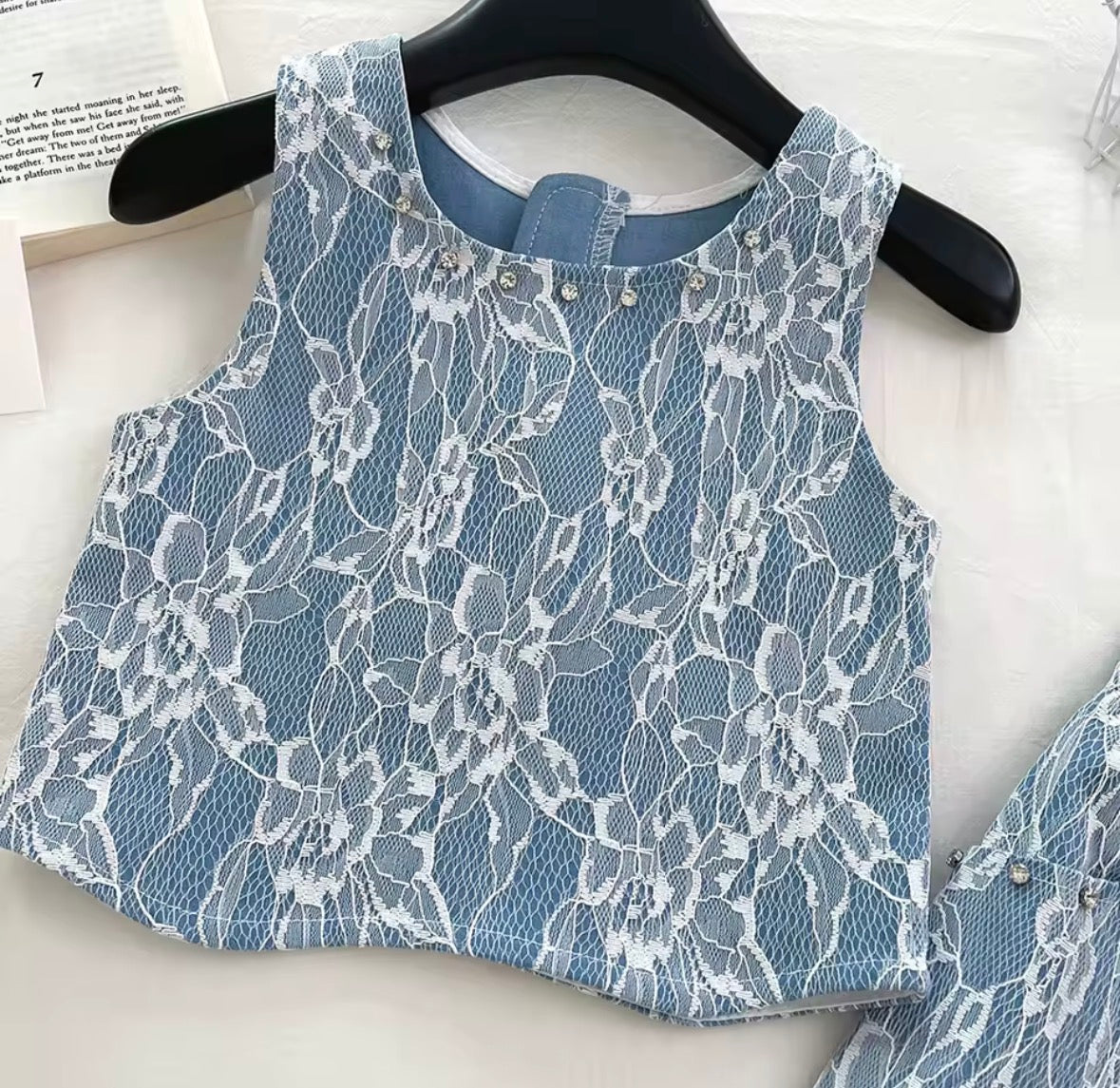 Conjunto de pollera y blusa celeste oscuro con detalle de encajes y brillo