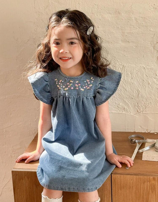 Vestido de jeans , con manga y bordado en el pecho