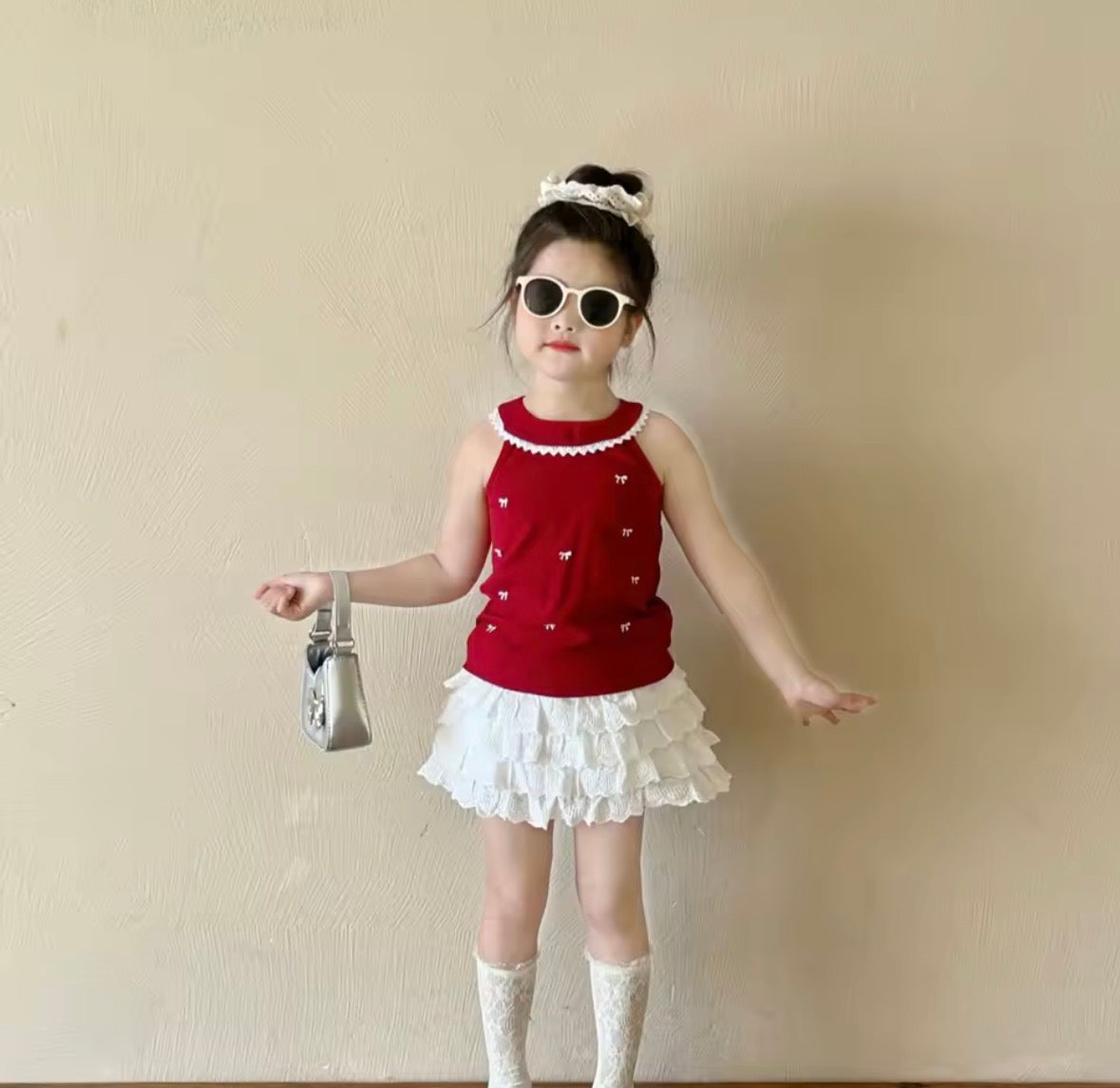 Conjunto pollera blanca con blusa roja detalles de moños y forro de short en la falda