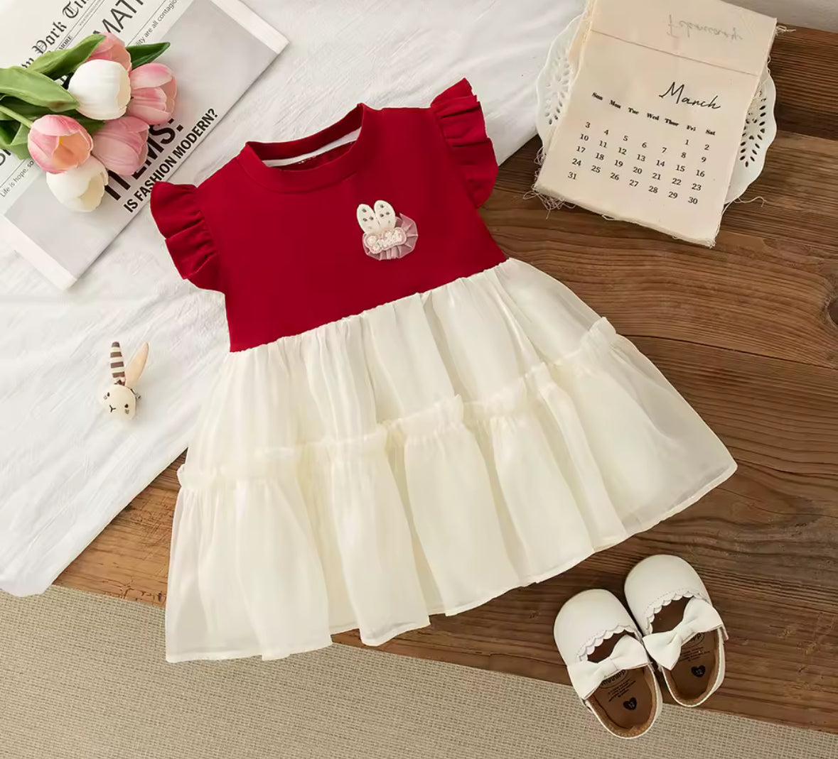 Vestido rojo con beige detalle de conejito y orejas en la espalda