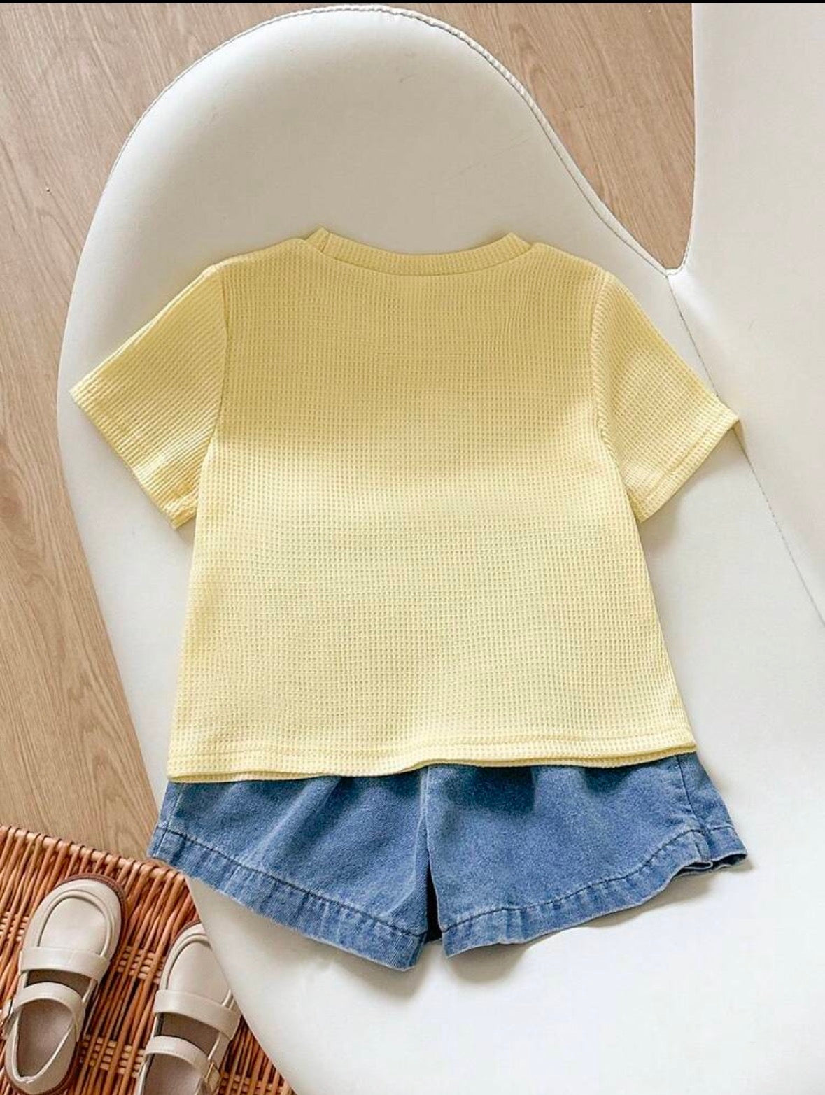 Conjunto short pollera de jeans con remera amarilla detalle de flores