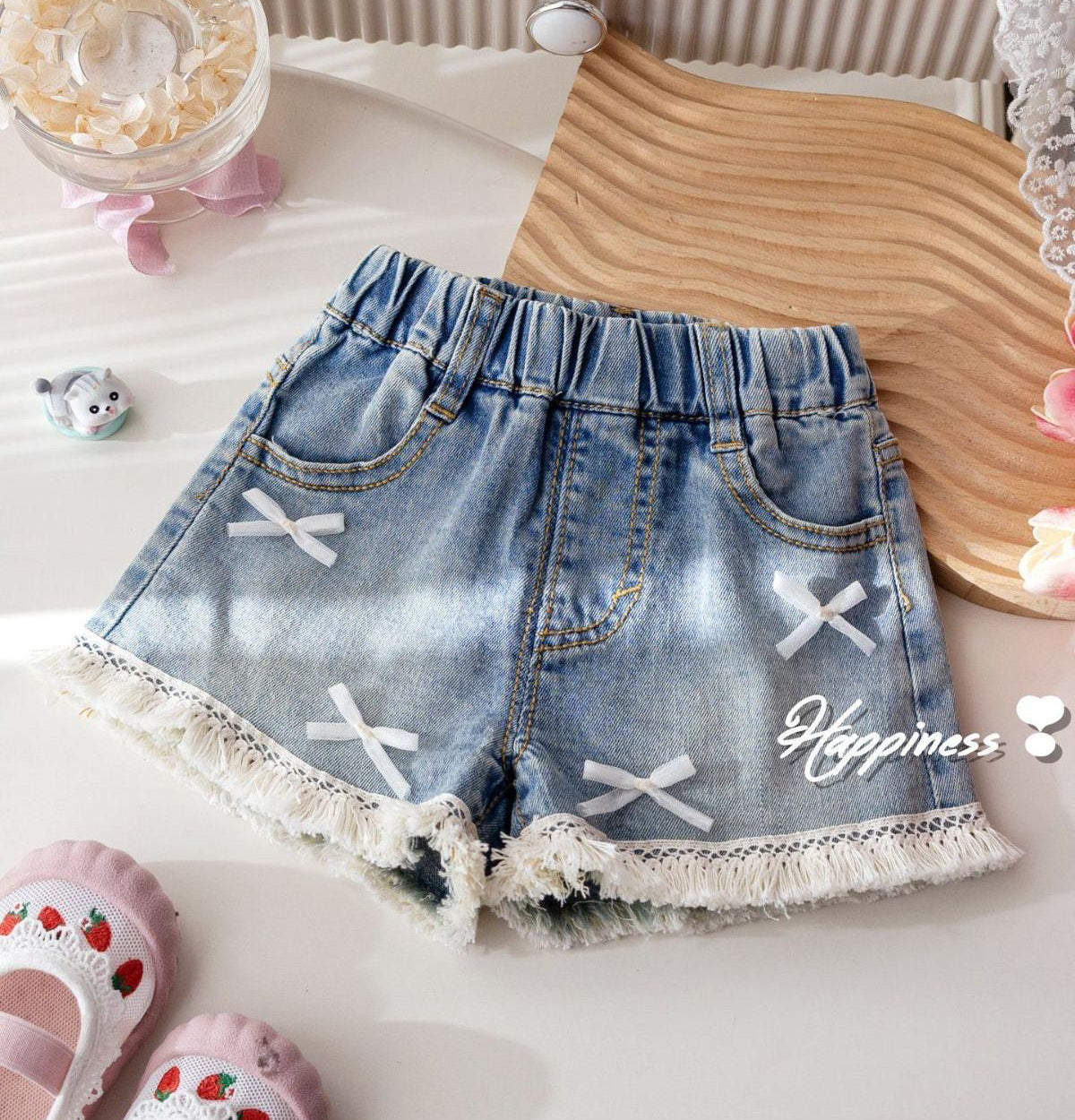 Short de jeans detalles de moñitos y flecos