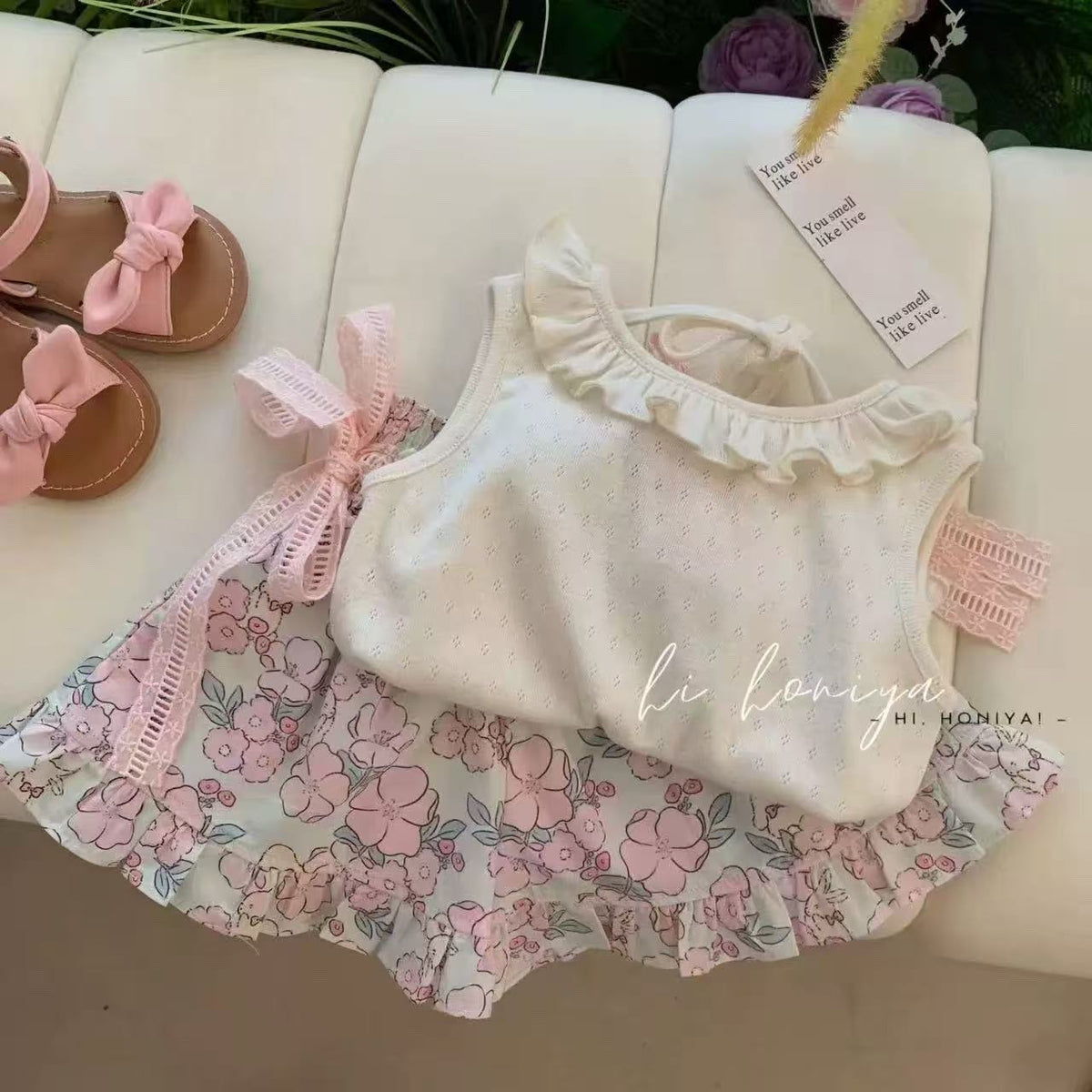 Conjunto short suelto estampado floral con blusa beige detalles de bolados y se ata atrás