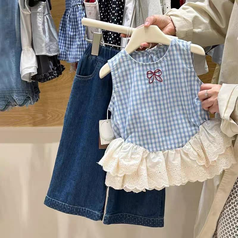 Conjunto de pantalón de jeans con blusa a cuadros celeste con blanco