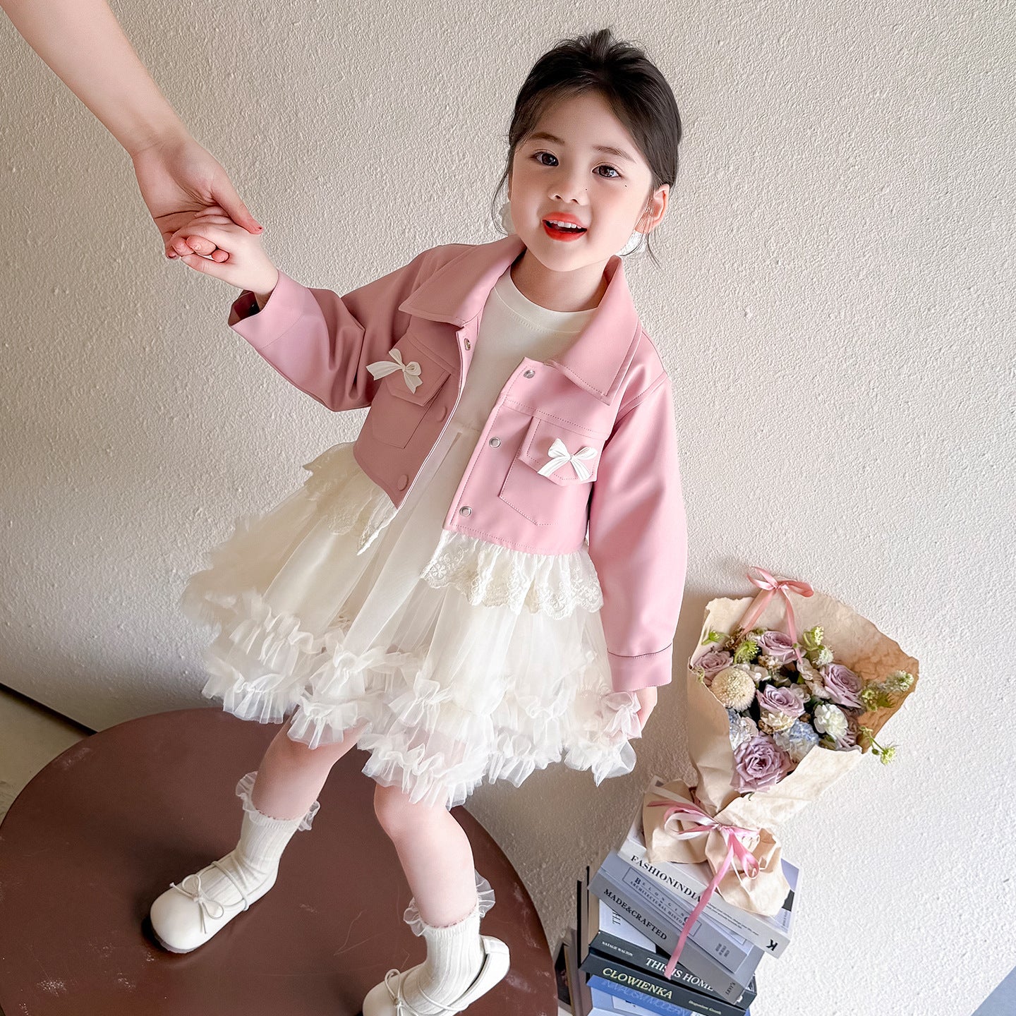 Conjunto de vestido con chaqueta cuerina rosa detalles de moños , con bolso rosa