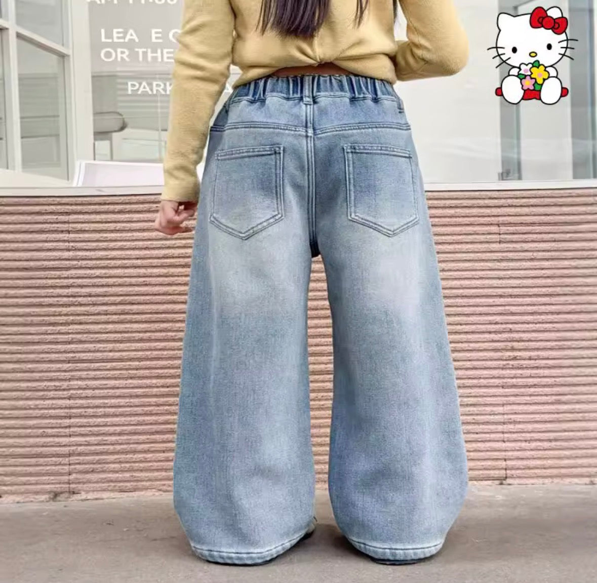 Pantalón de jeans detalles de hello Kitty bordado